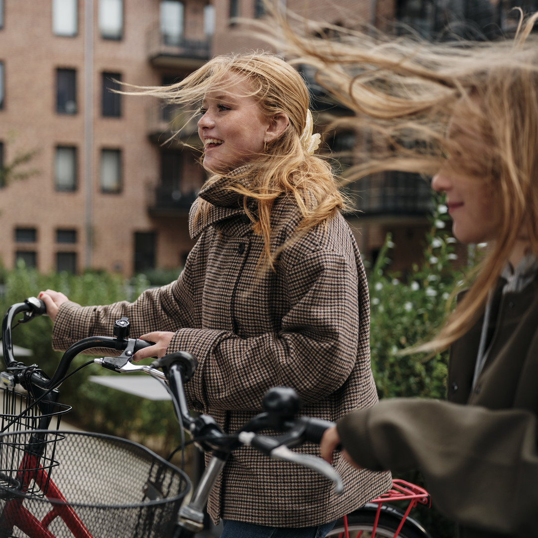 Pojke och flicka springer genom en vattenpöl